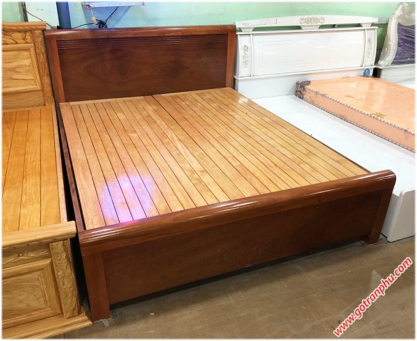 Bạn đang tìm kiếm một giường gỗ đẹp mà còn có ấn tượng mạnh mẽ? Hãy thử xem giường gỗ xoan đào dát phản kẻ chỉ này. Thiết kế tinh tế, trang nhã của nó đem lại cho căn phòng của bạn một vẻ đẹp sung túc, tinh tế và đầy phong cách.