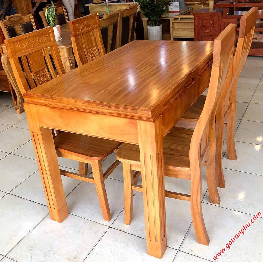 Bộ bàn ăn gỗ gõ đỏ 4 ghế với kích thước 1m2 sang trọng và tiện nghi sẽ là lựa chọn tuyệt vời cho những căn hộ nhỏ hoặc khu vực ăn uống nhỏ. Với chất liệu gỗ gõ đỏ cao cấp và thiết kế tinh tế, sản phẩm này sẽ mang lại sự sang trọng và tiện lợi cho không gian phòng ăn của bạn.